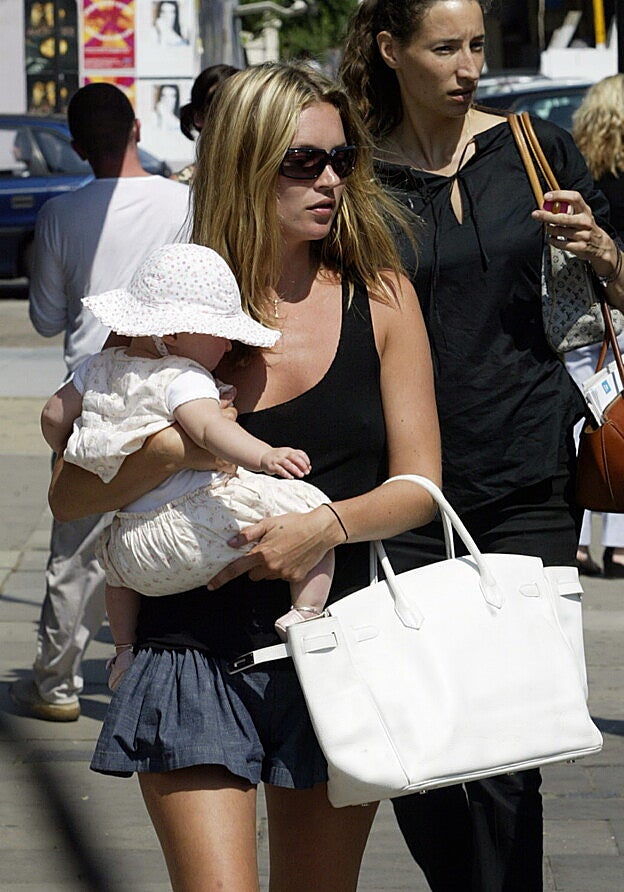 Kate Moss nos dejó muchos momentos con su Birkin blanco junto a su bebé