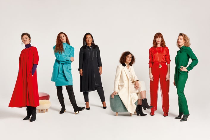 A la izquierda, la artista plástica María Gimeno lleva vestido rojo de Marni, jersey de cuello cisne de Lebor Gabala y botines de Mascaró. En el centro, Cristina Anglada, comisaria de arte contemporáneo y fundadora, junto a Gema Melgar, de This Is Jackalope, posa con un total look de Max Mara y botas de Geox. A su derecha, la creadora de la Fundación Ankaria y la revista sobre edición G&E, Isabel Elorrieta, viste conjunto y joyas de Marni, y zapatos de Mascaró. Sentada, Lucía Casani, directora de La Casa Encendida, posa con un total look de Yellow&Stone y botines de Liu Jo. A su lado, la artista y modelo Carolina Verd lleva pantalón y zapatos de Emporio Armani, y top y colgante de Marni. A la derecha, Gema Melgar, comisaria de exposiciones y co-fundadora con Cristina Anglada de This Is Jackalope, lleva un conjunto verde de Parosh y zapatos de Elisabetta Franchi.