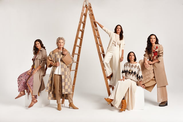 De izquierda a derecha: Amaya Menchaca, creadora y fundadora de la asociación sin ánimo de lucro Siempreviva, lleva gabardina de Sportmax, vestido de Silvia Tcherassi y bailarinas de Max Mara; y Susie Lindberg, diseñadora de joyería y complementos, con camisa y pantalón de Massimo Dutti, abrigo de Loewe y zapatos de Robert Clergerie. En la escalera, Marta Medina Malo, CEO de Delfín Projects, lleva jersey, pantalón y collar de Marni, abrigo de Eres y botas de El Corte Inglés; en el centro, Gavina Ligas, CEO, diseñadora y fundadora de la firma textil Aletheia, viste jersey de Brunello Cucinelli, colgante de Marni y zapatos de Pura López; y Gabriela Tabarés, vicepresidenta de Reforesta y responsable de comunicación del proyecto, con gabardina de PSophía, falda de Max Mara y botas de Robert Clergerie.