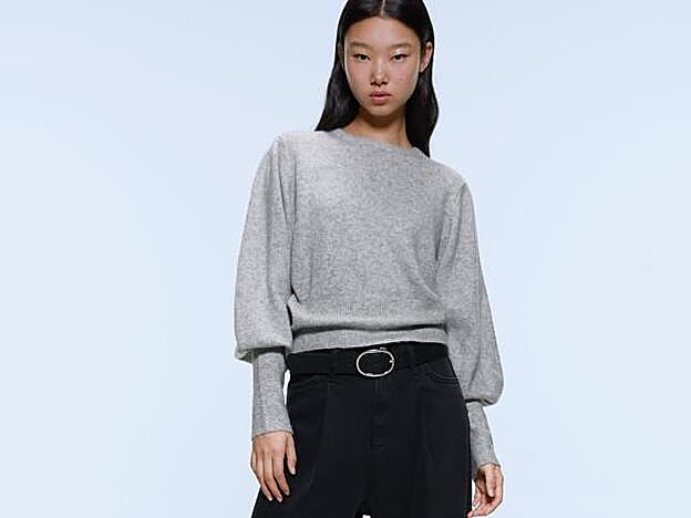 El jersey gris de Zara tiene la manga abullonada y el puño largo
