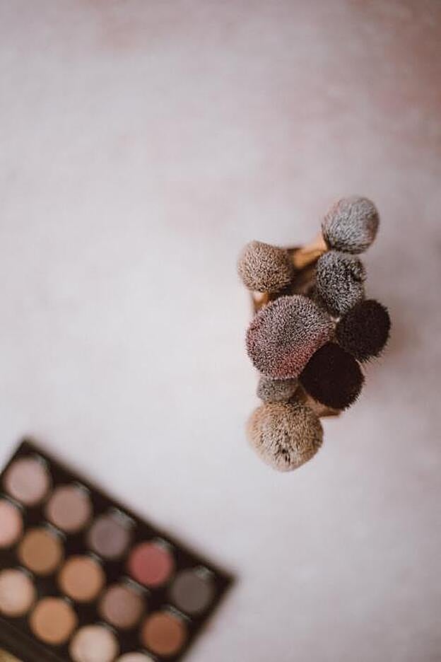 El mínimo mantenimiento recomendable es una limpieza mensual para brochas de uso personal.