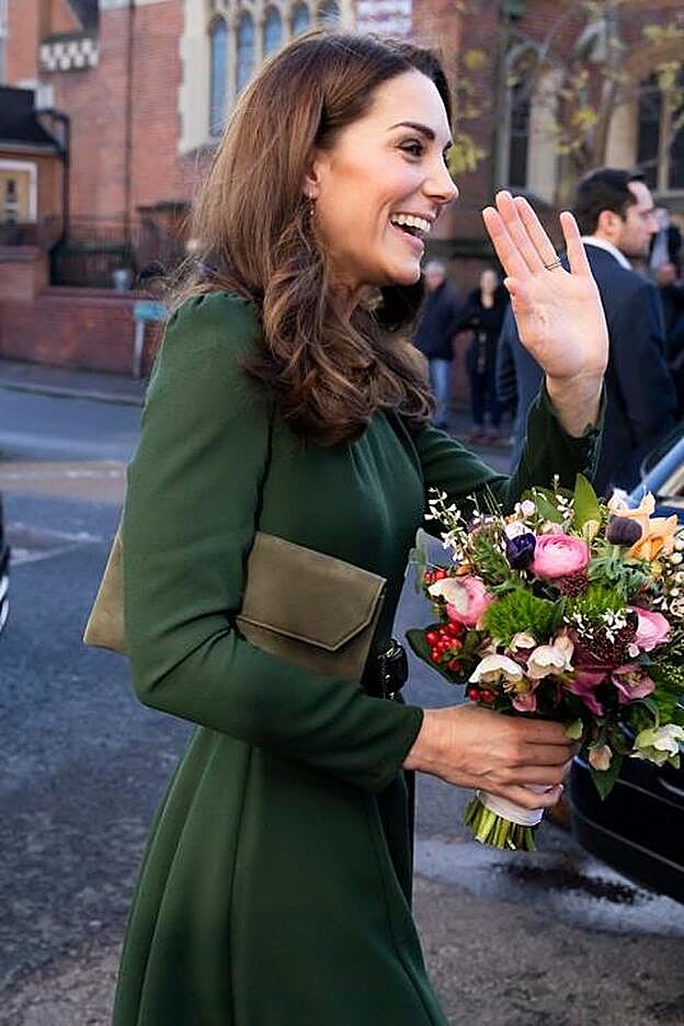 Kate Middleton, con el vestido en otra imagen.