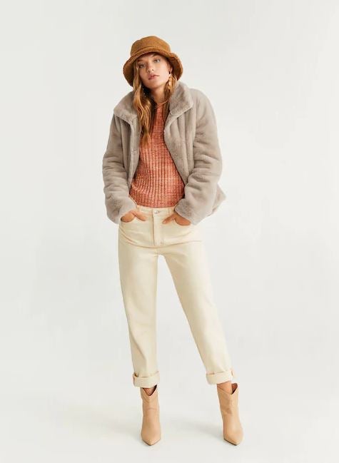 Chaqueta corta de pelo de la nueva colección de Mango. (59,99 euros).