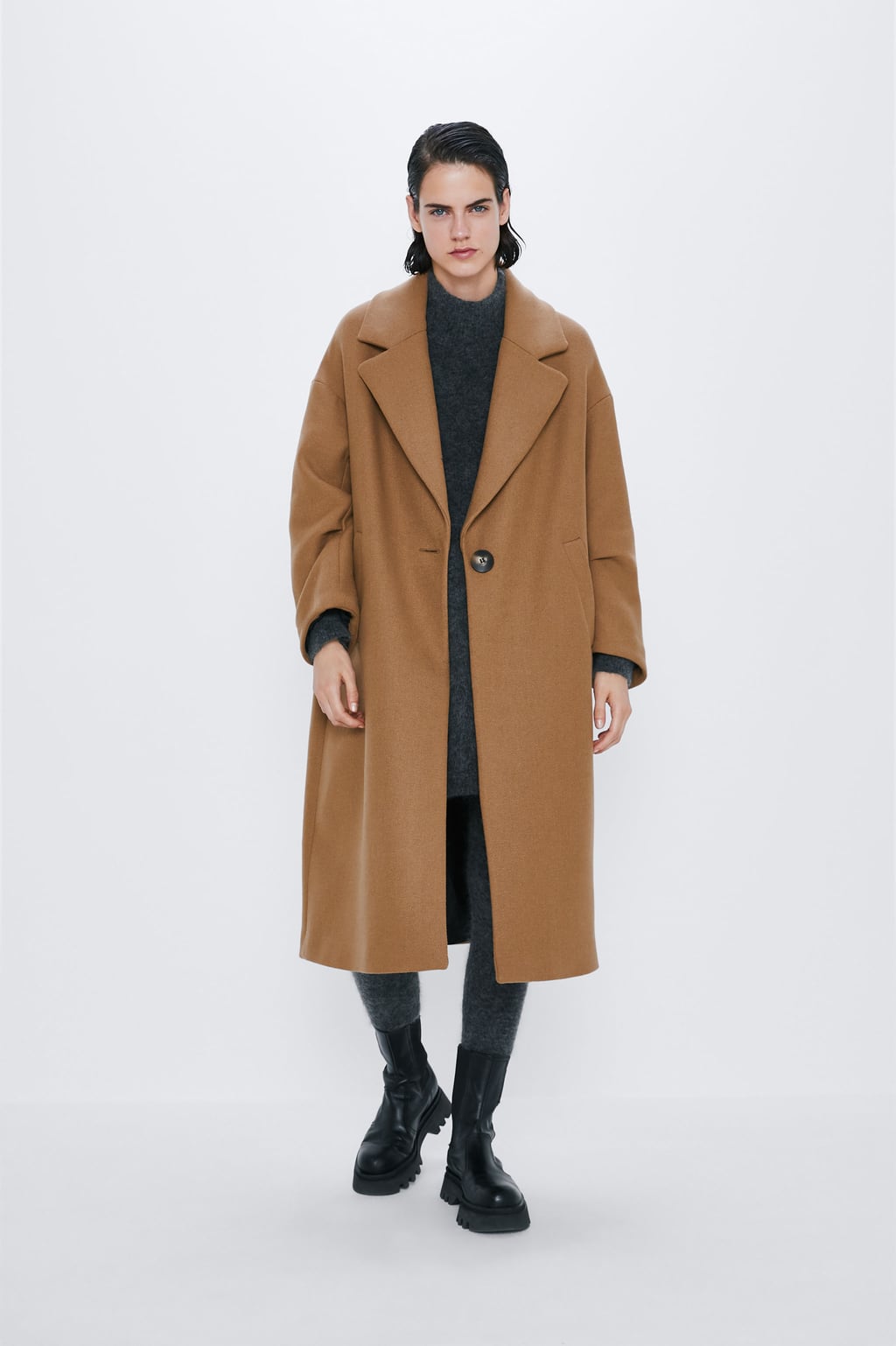 Abrigo recto de corte masculino en tono camel. (89,95 euros).