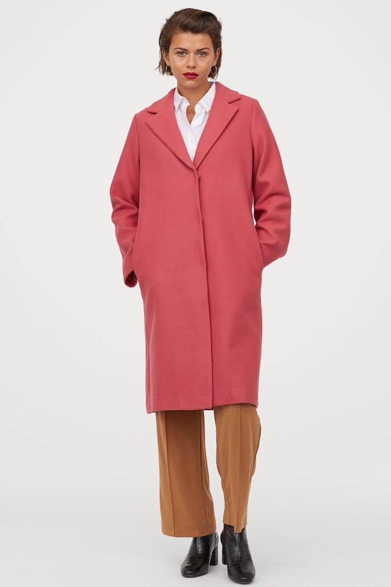 Atrévete con el color y ficha este abrigo oversize de corte recto de lo nuevo de H&M. (49,99 euros).