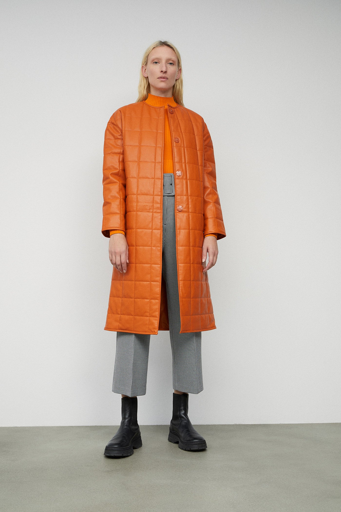 Chaqueta oversize acolchada en tono naranja. (59,99 euros).