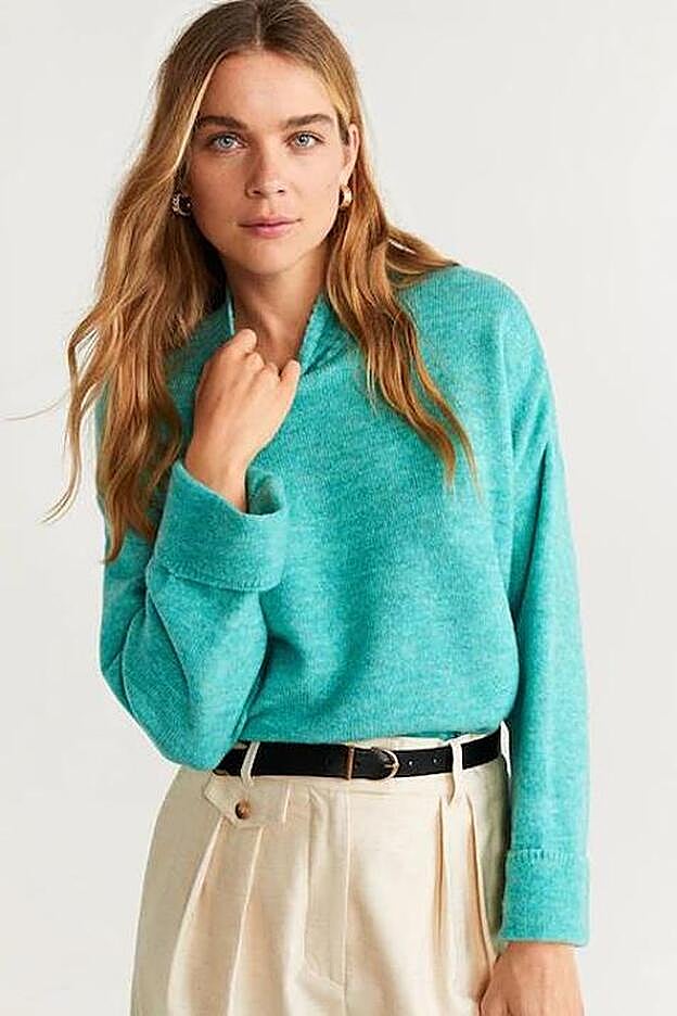 El jersey turqiesa que lleva María ernández-Rubíes es de Mango, lo tienen en más colores y cuesta 29,99 euros.