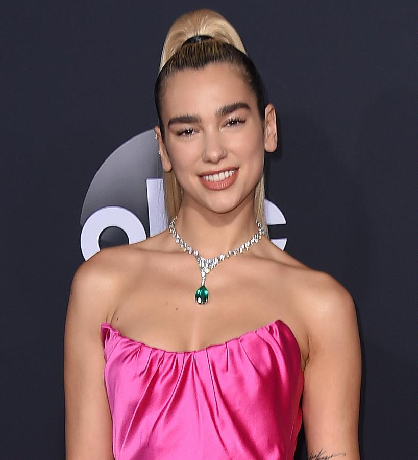 La cantante ha optado por un look de belleza bien sencillo, que contrasta con el imponente colalr que luce. Pestañas bien definidas y cejas de aspecto salvaje (bushy brows) son las protagonistas de un maquillaje en el que solo ha añadido una piel impoluta, unos párpados glssy y unos labios nude.