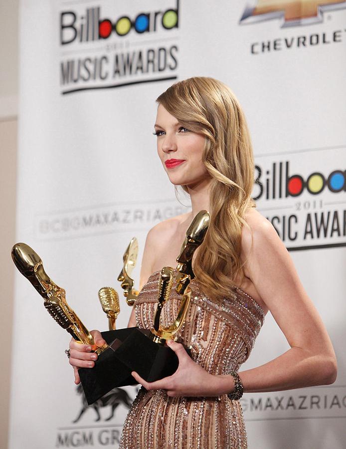 110 espectáculos, 11 canciones de Billboard Hot 100 y 1 American Music Award: además de llevarse a casa el premio AMA al artista del año por segunda vez (había ganado anteriormente en 2009), la cantante comenzó la gira Speak Now World Tour, que duró hasta 2012 y la llevó a 19 países. La gira recaudó casi el doble que la gira Fearless, con un ingreso de 123.7 millones de dólares y 1.6 millones de asistentes.Swift rompió numerosos récords con Speak Now. Este álbum marcó el debut más grande de discos de country en la historia y tuvo 11 canciones simultáneamente en el Billboard Hot 100 en una sola semana.