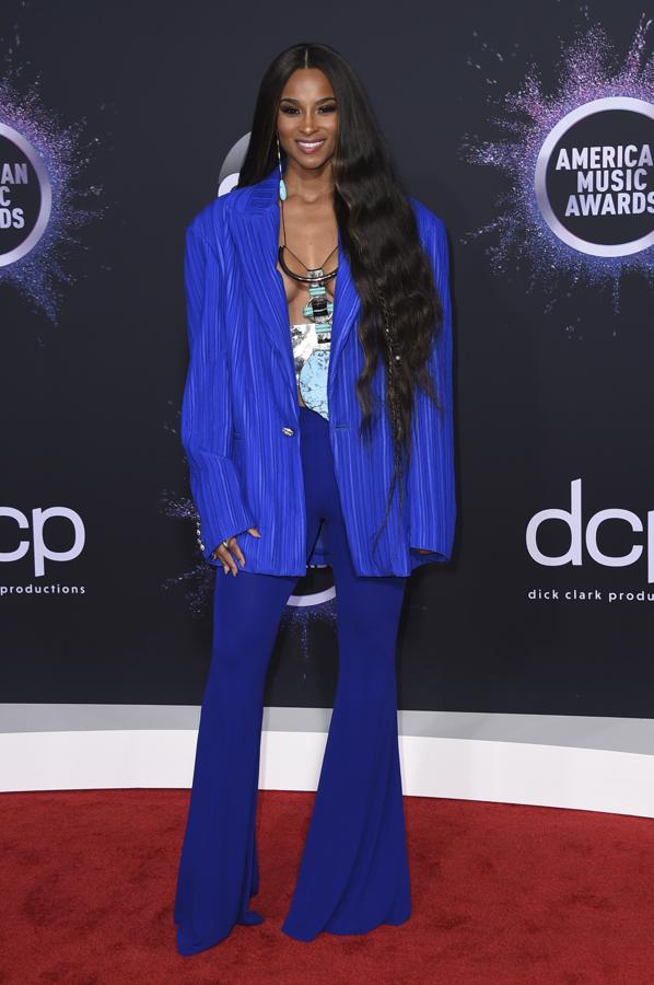 Ciara con un traje azul de Balmain.