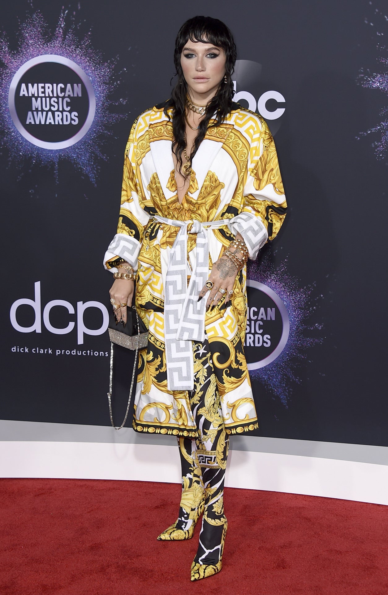 Kesha con un conjunto de vestido tipo kimono y medias a juego.