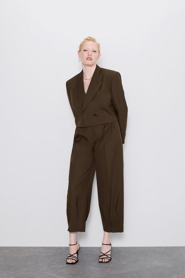 Con hombro marcado, en verde caqui y con botones en negro, esta blazer cropped cruzada de Zara cuesta 69,95 euros.