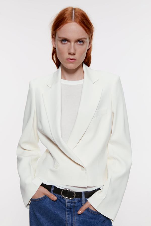 En crudo, esta blazer de cuello y solapa con manga larga es la blazer corta que estabas buscando para tus estilismos más románticos. Tiene un precio de 49,95 euros y es de Zara.