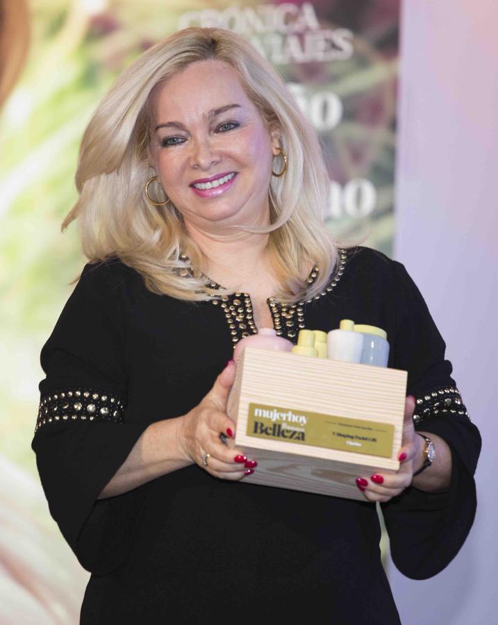 Lo ha ganado  V Shaping Facial Lift de Clarins . Ha recogido el premio Isabelle Picou, directora de Relaciones Públicas de Clarins.