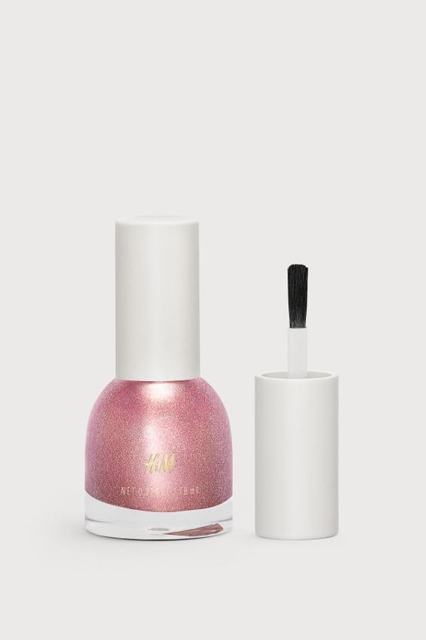 Esmalte de uñas glossy con purpurina de H&M, 4,99 euros.