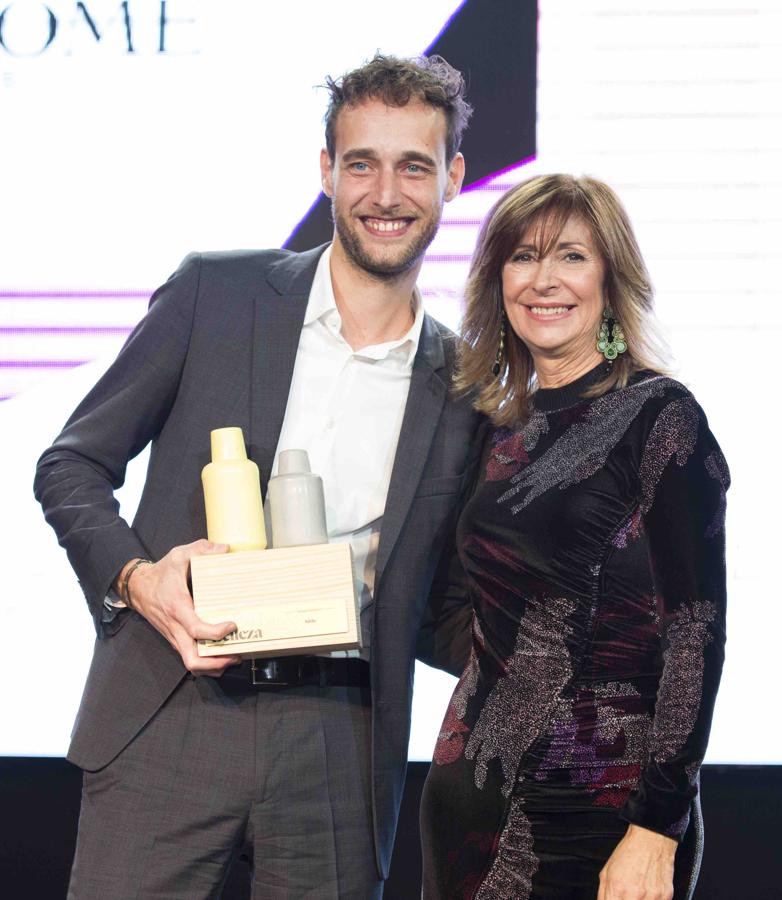  Idôle de Lancôme  se lleva este galardón, que ha recogido Alberto Coach, jefe del grupo de Perfume y Maquillaje de Lancôme, de manos de Liliana Maguregui.