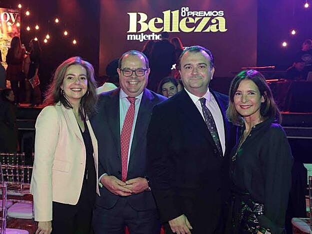 De izquierda a derecha, Lourdes Garzón, directora de Mujerhoy; Joquín Gordon, general manager de Elizabeth Raden Spain; Álvaro Artiach, director General de Sisley, y Laura Ruiz de Galarreta, directora general de Taller de Editores..