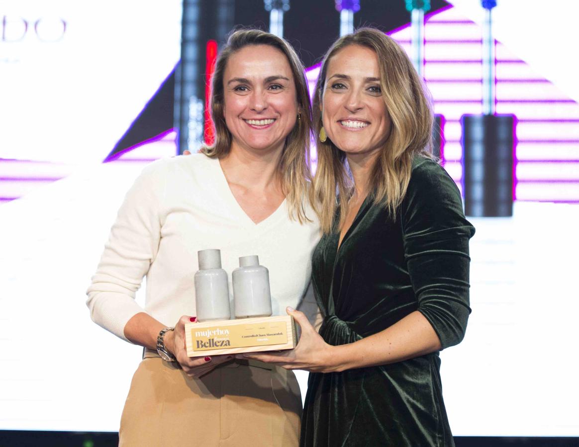 La audacia cromática y tecnológica de  ControlledChaos MascaraInk de Shiseido  ha conquistado el galardón de esta categoría. El premio lo ha recogido Ainhara Viñaras, general manager de Shiseido Division España. De entregarlo se ha encargado Amaia Campos, directora de Publicicdad de Mujerhoy.