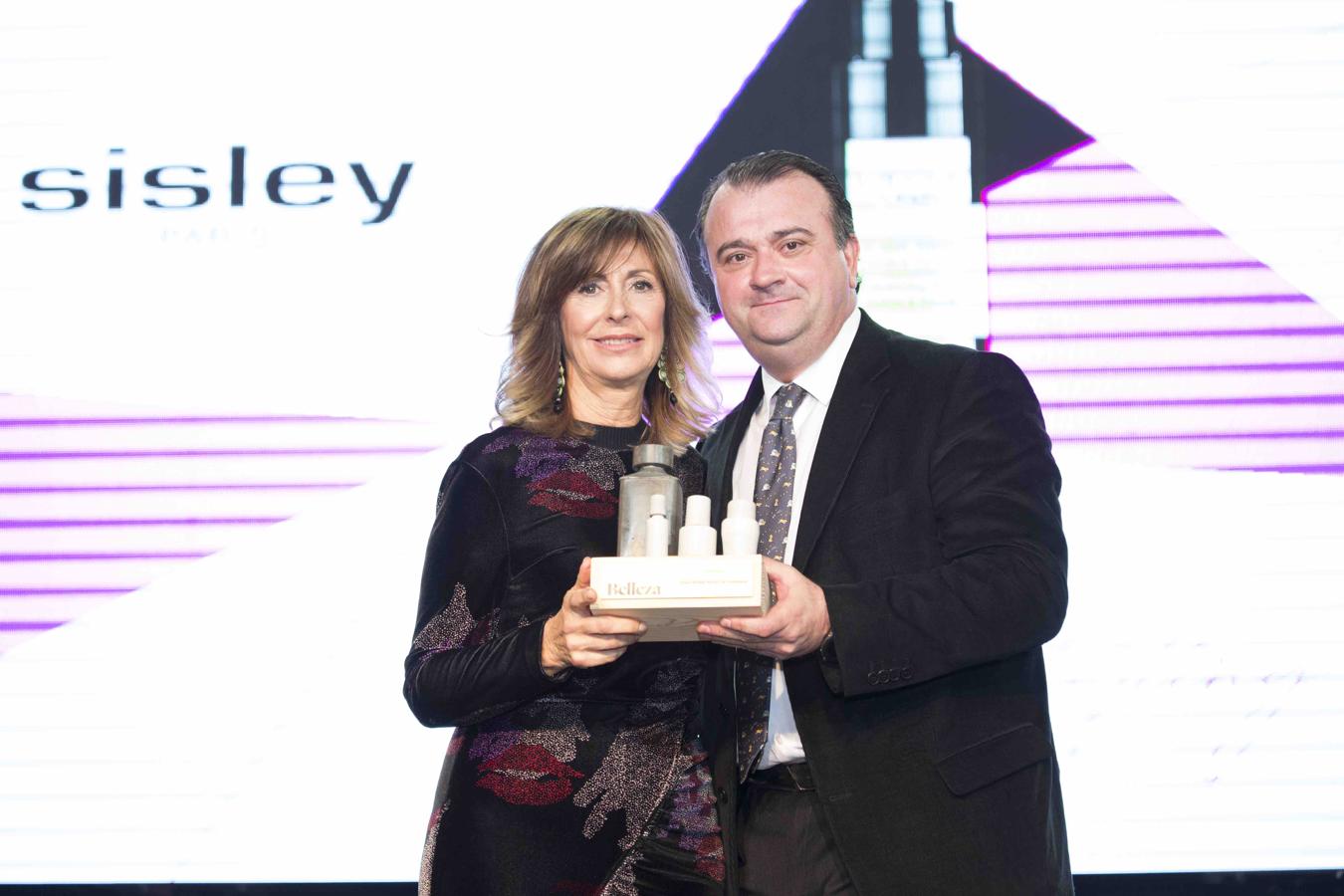 Hair Rituel Spray de Volumen de Sisley  se ha llevado el galardón. Lo ha entregado Liliana Maguregui, directora comercial del Área de Revistas de Vocento y lo ha recibido Álvaro Artiach, director general de Sisley.