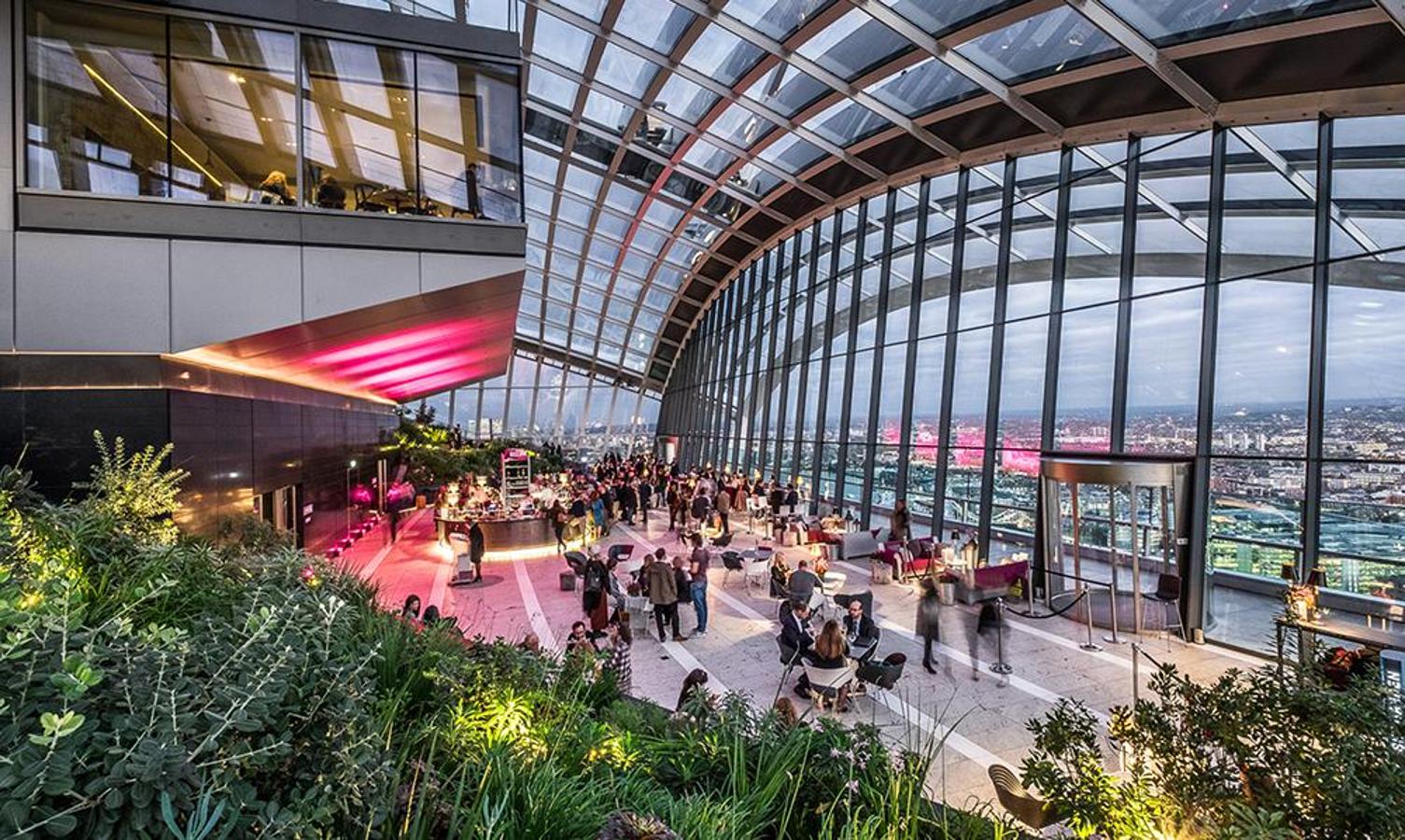 Quizá este sea uno de los mejores miradores del centro de Londres, las plataformas interiores y los restaurantes de las tres plantas superiores de Sky Garden, en 20 Fenchurch Street son un sitio estupendo para pasar el rato sin gastar nada. Abre cada día y hay que reservar entrada (gratis) con antelación.