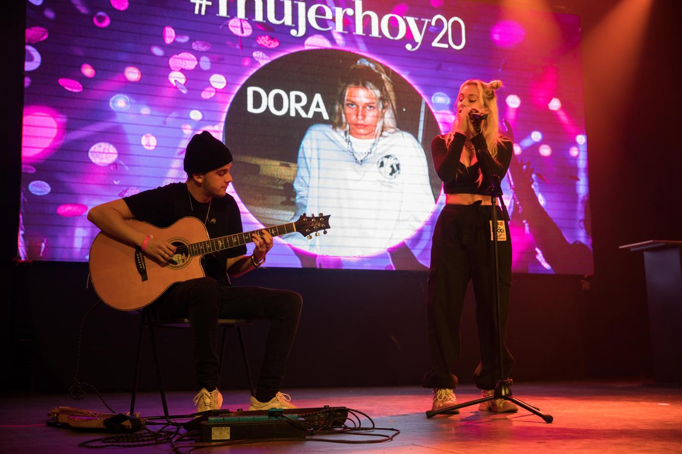 Tiene solo 15 años y, aunque se notaba que aún le queda mucho por recorrer, sus temas de corte intimista nos tuvieron enganchados a ella durante toda la actuación.