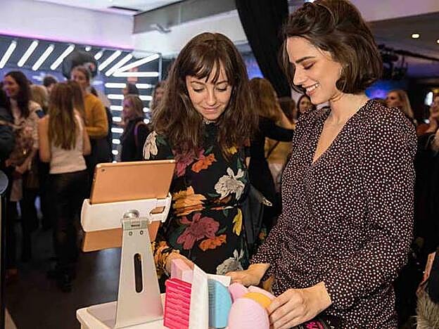 Dos lectoras de Mujerhoy prueban los dispositivos de Foreo.