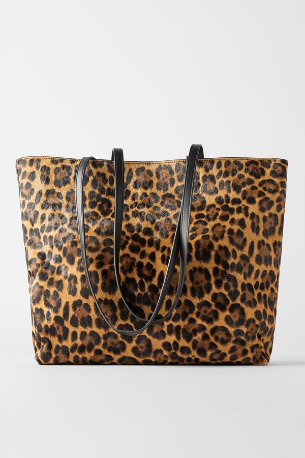 De piel de color leopardo con asas de hombro largas y dos bolsillos interiores. Es de Zara y cuesta 69,95 euros, 56 euros con el 20% de descuento del Black Friday.