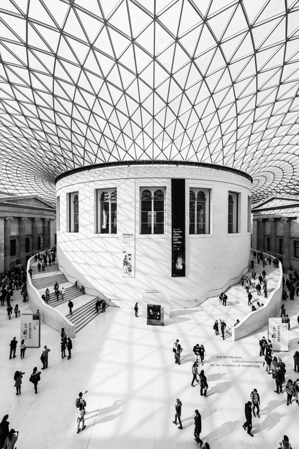 El British Museum es totalmente gratis y tiene obras, piezas y tesoros de todo el mundo, desde momias egipcias hasta armaduras samuráis hasta la Piedra Rosetta. Te damos un dato curioso: los 80.000 objetos expuestos son solo un 1% de los ocho millones de piezas que posee el museo.