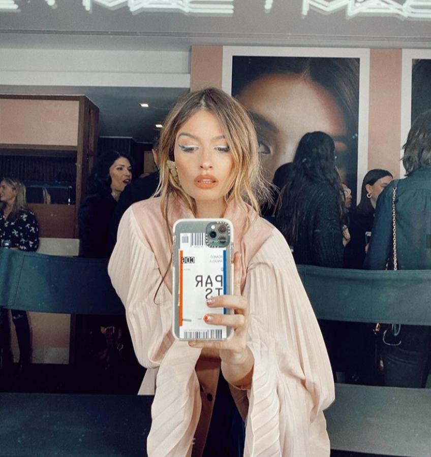 Podrás jugar con múltiples diseños de delineado, como esta combinación de plateado y azul marino.