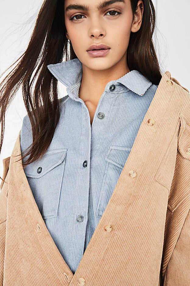 La sobrecamisa oversize de Bershka está disponible en pana azul cielo y color arena.
