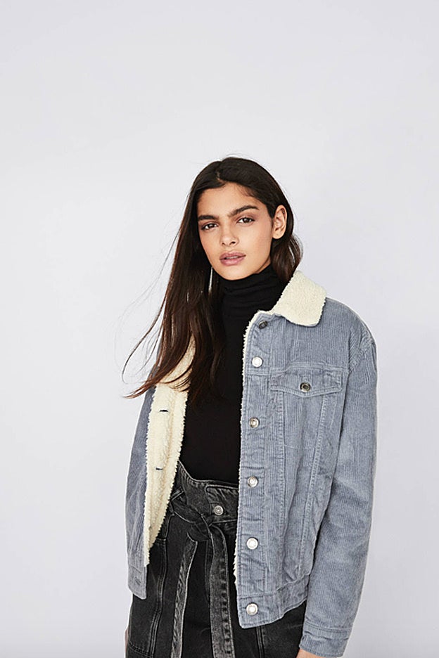 La fantástica cazadora de pana azul cielo y borreguillo de Bershka.