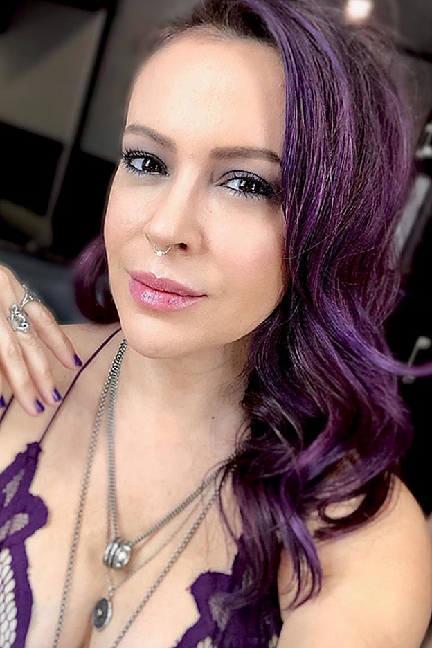 El llamativo cambio de look con el pelo morado que luce Alyssa Milano.