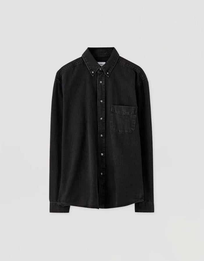 Camisa vaquera negra de Pull&Bear (17,99 euros).