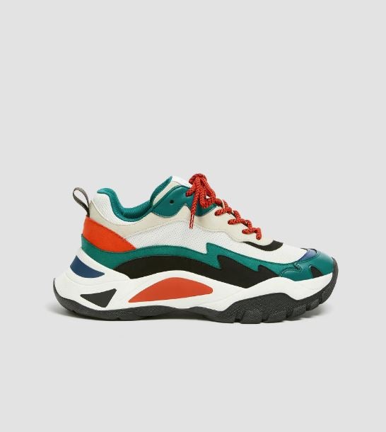 Dale caña a la maxi suela con estas chunky sneakers multicolor  de Pull&Bear . (39,99 euros).