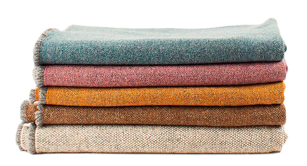 Elena Goded y Camila Lanzas –madre e hija– lideran, desde una abadía castellana del siglo XII, un telar que fabrica alfombras, colchas, mantas…