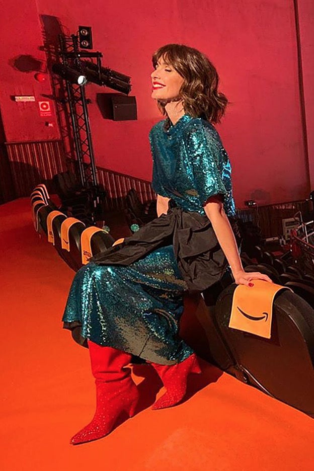 Qué gran idea sumar unas fantásticas botas rojas al look de lentejuelas azules de Paz Vega.