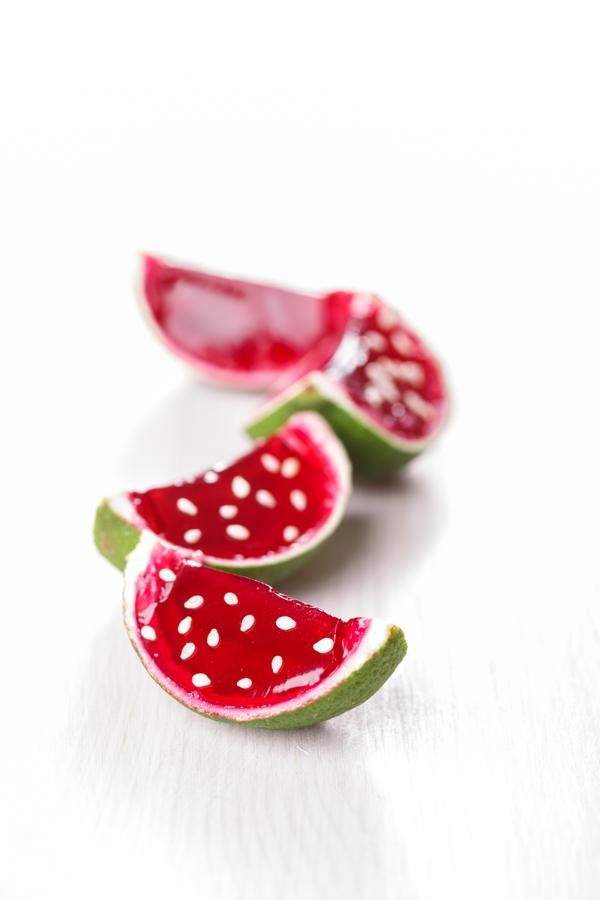 La gelatina es una opción saludable y con muy pocas calorías que se puede convertir en el postre perfecto, siempre y cuando no la hagas con azúcar. Incluso, la puedes tomar para merendar e incorporar frutas de todo tipo. ¿La alternativa más deliciosa? Cuando le añades frutos rojos a la mezcla: frambuesas, fresas, arándanos... ¡Una idea de sobresaliente! Si eres más creativa, toma nota: vacía naranjas, incorpora su zumo a la mezcla y rellenalas con la gelatina, como en la fotografía. Además, de delicioso, será un postre muy original.