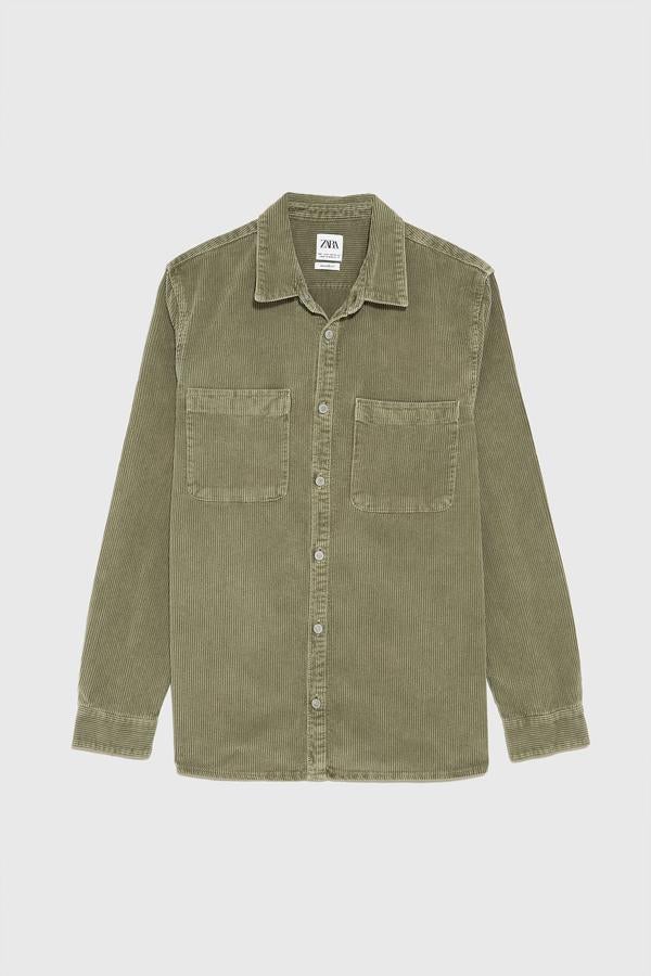 Sobrecamisa de pana verde caqui de Zara (29,95 euros).