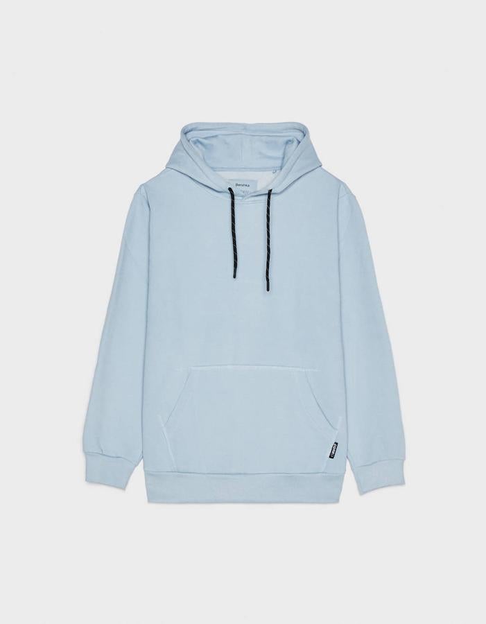 Sudadera azul con capucha de Bershka (17,99 euros).