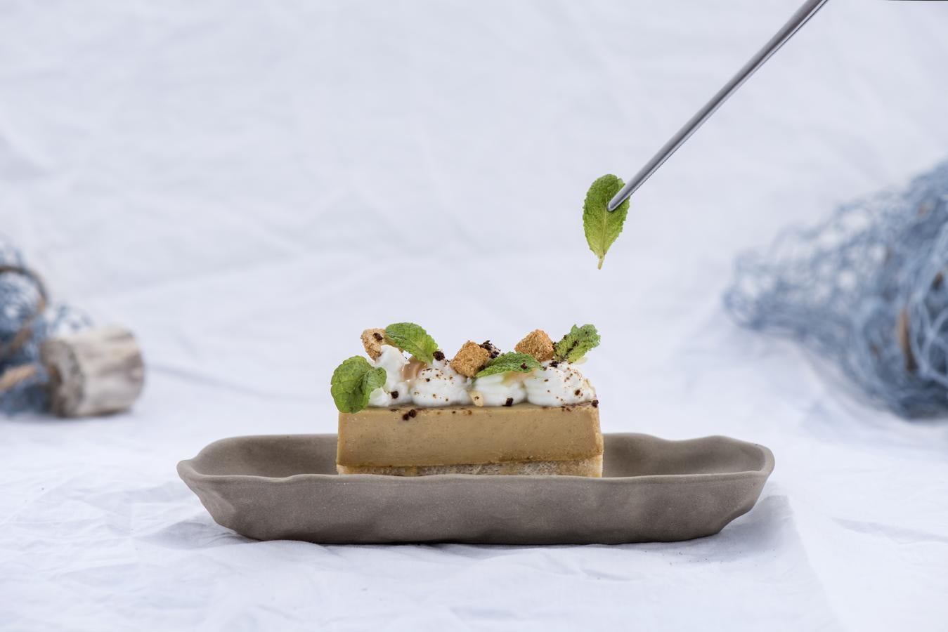 En este caso, nos vamos hasta PerretxiCo (C/ Rafael Calvo, 29. Madrid), donde el chef Josean Merino propone una versión para todo el año, el Turrón de foie, un delicioso pintxo de foie acompañado de yogur colado de caserío, almendras, picatostes bronceados y ramitas de hierbabuena.