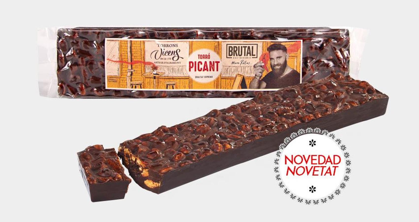 Torrons Vicens, una de las casas turroneras con más solera (llevan fabricando estos dulces desde 1775) lanza esta Navidad un sugerente turrón de chocolate y almendras con guindilla picante, solo apto para atrevidos. Precio de la tableta: 10.20 euros.
