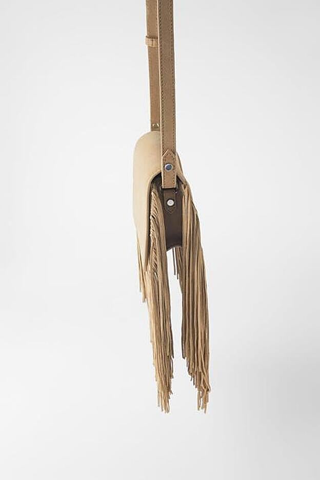 Estos flecos de este modelo de bolso de Zara no solo no se quitan sino que están por duplicado.