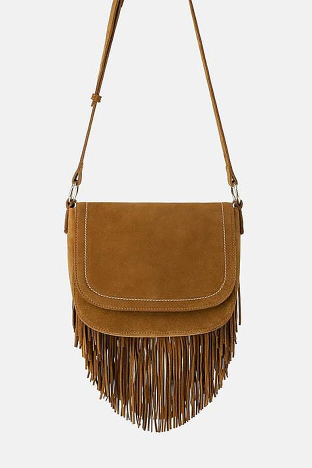 Esta otra opción de bolso con flecos de zara es original porque son de quita y pon.
