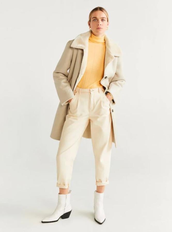 Abrigo blanco con borreguito de Mango, (129,99 euros).