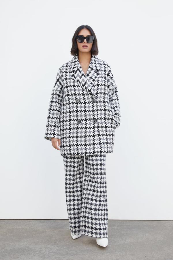 Abrigo oversized de pata de gallo de Zara, (55,96 euros).