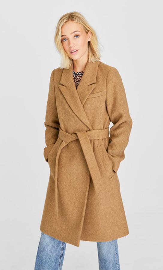A este abrigo de Stradivarius de corte clásico, con cinturón, hay que descontarle el 20% a su precio habitual de 59,99 euros. Se queda en 47,99.