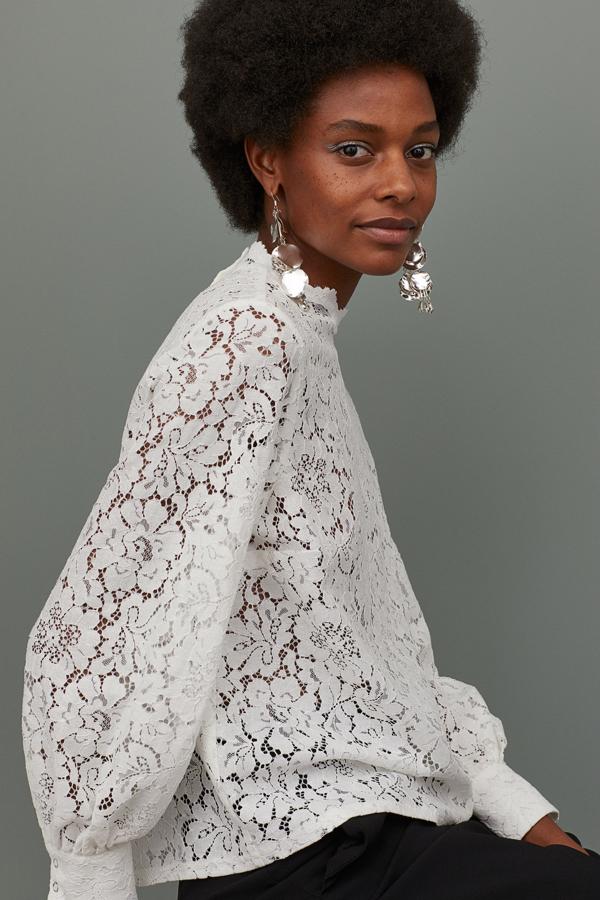 Las más románticas tienen en esta blusa de H&M su prenda comodín perfecta. A los 29,99 euros que cuesta siempre, hay que quitarle el 20% por el Black Friday.