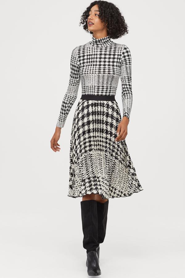 Falda midi plisada con estampado de pata de gallo, de H&M. Sin descuento costaba 34,99 euros y hay que aplicarle un 20% menos.