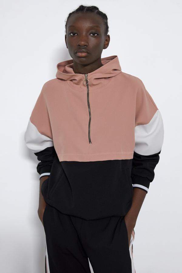 En Zara tienen un 20% de descuento sobre todas las prendas. El precio normal de esta sudadera es de 29,95 euros antes del descuento.