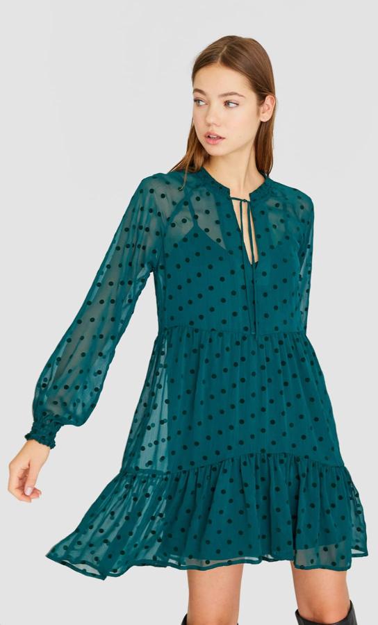 Vestido de gasa con estampado de lunares, de Stradivarius. Cuesta 19,99 euros y le aplican el 20% de descuento.